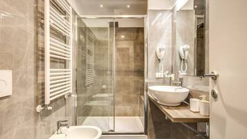 Douche, articles de toilette gratuits, sĂšche-cheveux, chaussons