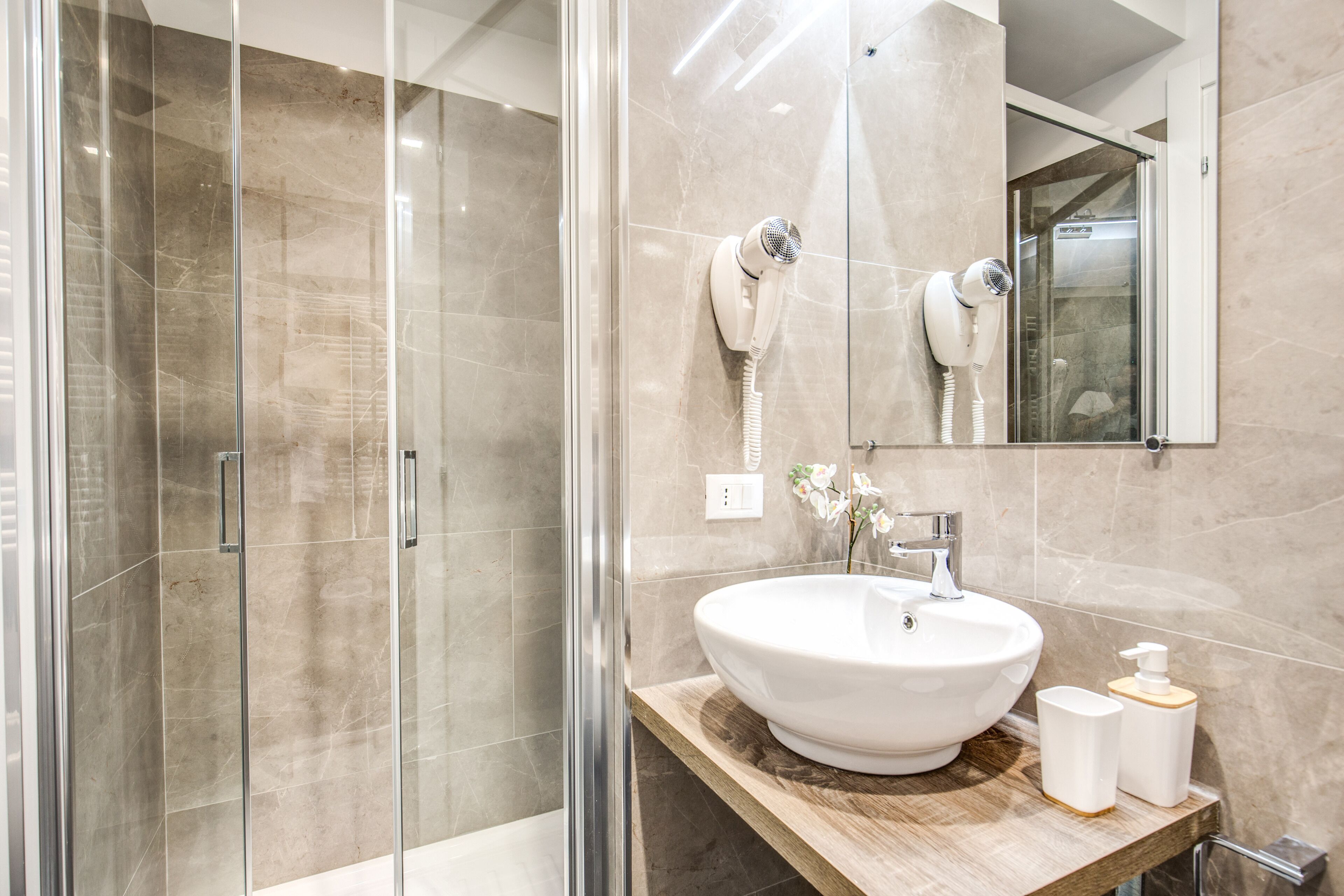 Quarto casal econômico | Banheiro | Chuveiro, produtos de toalete grátis, secador de cabelo, chinelos