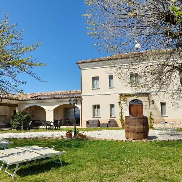 Front of property - Villa Marietta Country House (Colli al Metauro)