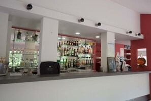 Bar (on property) - Hôtel-Restaurant l'Artière (Ceyrat)