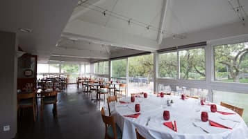 供应早餐、午餐和晚餐