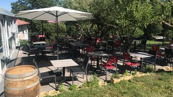 Breakfast, lunch and dinner served