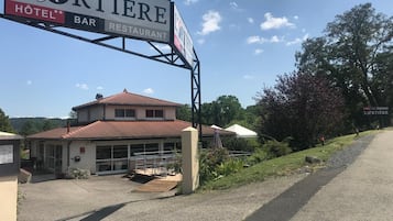A building with a sign for 'L'ARTIERE HOTEL BAR RESTAURANT'.