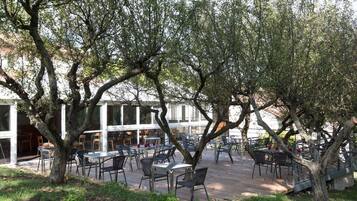 Breakfast, lunch and dinner served