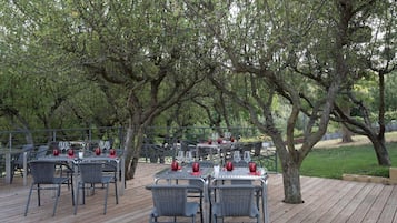Serveert ontbijt, lunch en diner