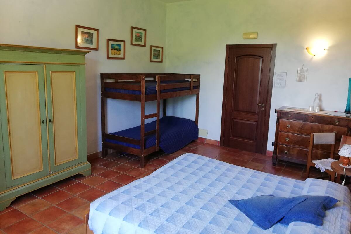 WiFi (free), bed sheets