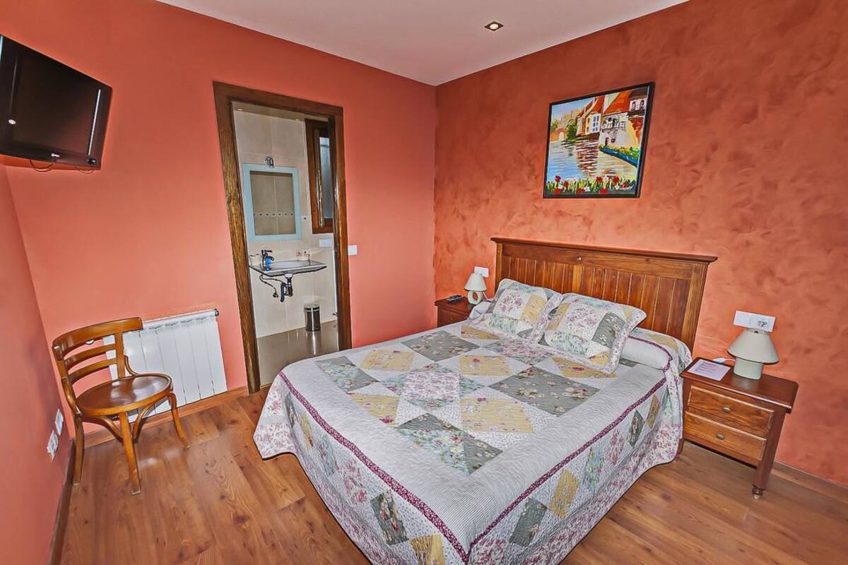 Double Room | Desk, WiFi (free), bed sheets