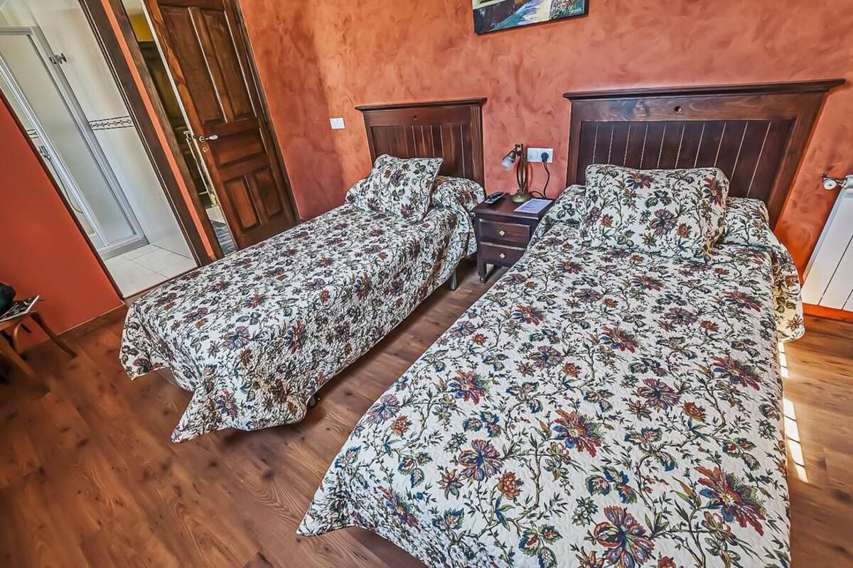 Twin Room | Desk, WiFi (free), bed sheets