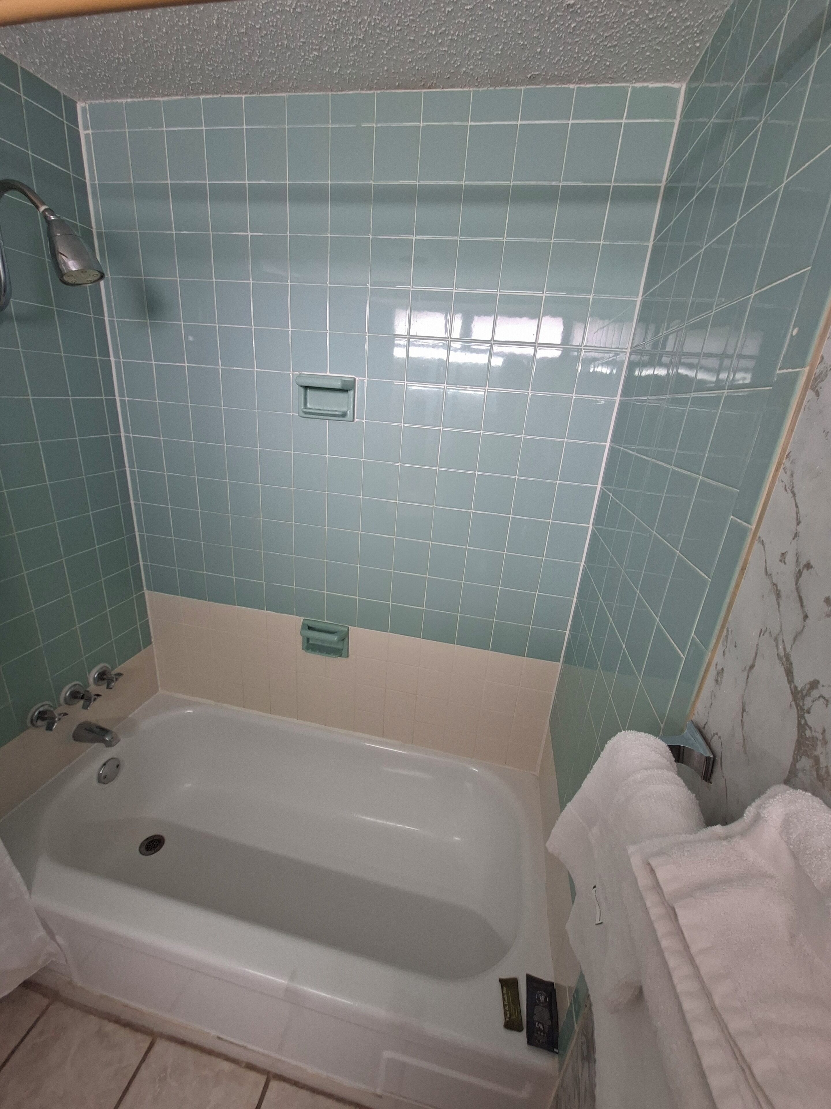 Articles de toilette gratuits, sèche-cheveux, serviettes fournies