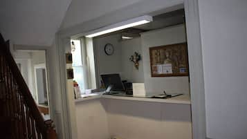 Kios check-in/check-out