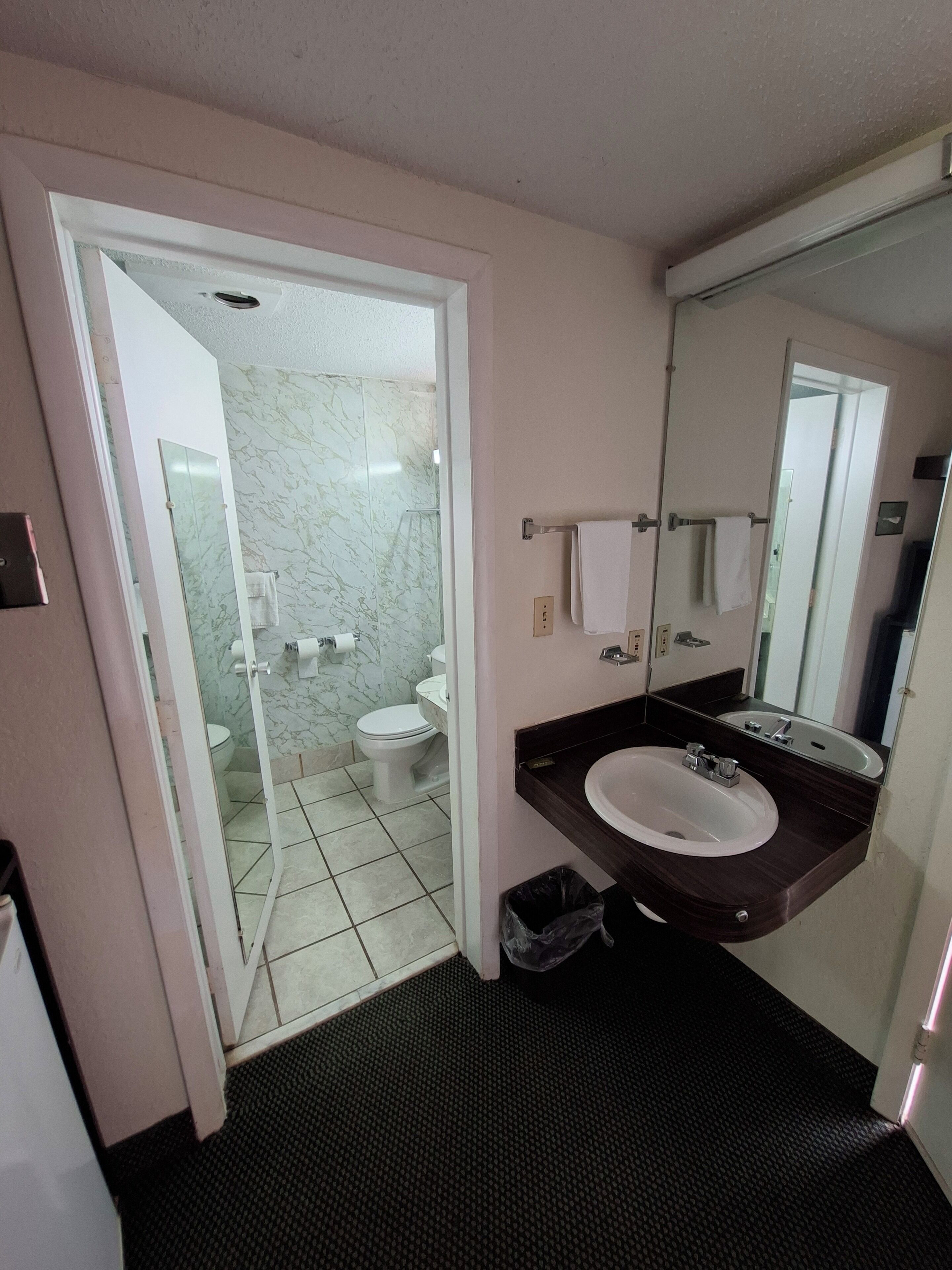 Articles de toilette gratuits, sèche-cheveux, serviettes fournies