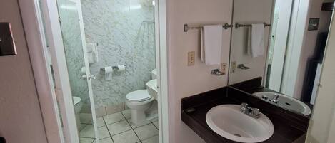 Amenidades de baño gratuitas, secadora de cabello, toallas