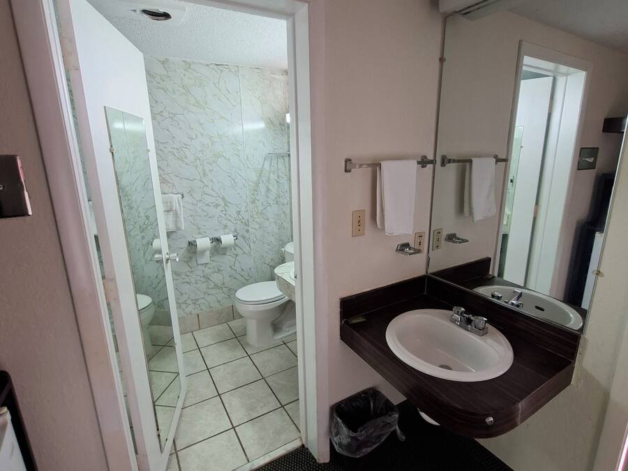 Articles de toilette gratuits, sèche-cheveux, serviettes fournies