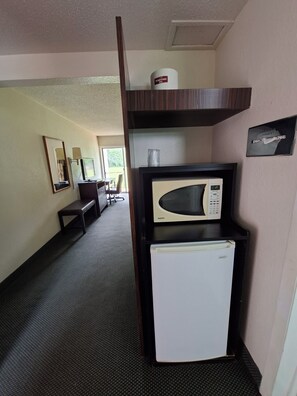 Room, 1 King Bed, Non Smoking | Iron/ironing board, free cribs/infant beds, rollaway beds, free WiFi
