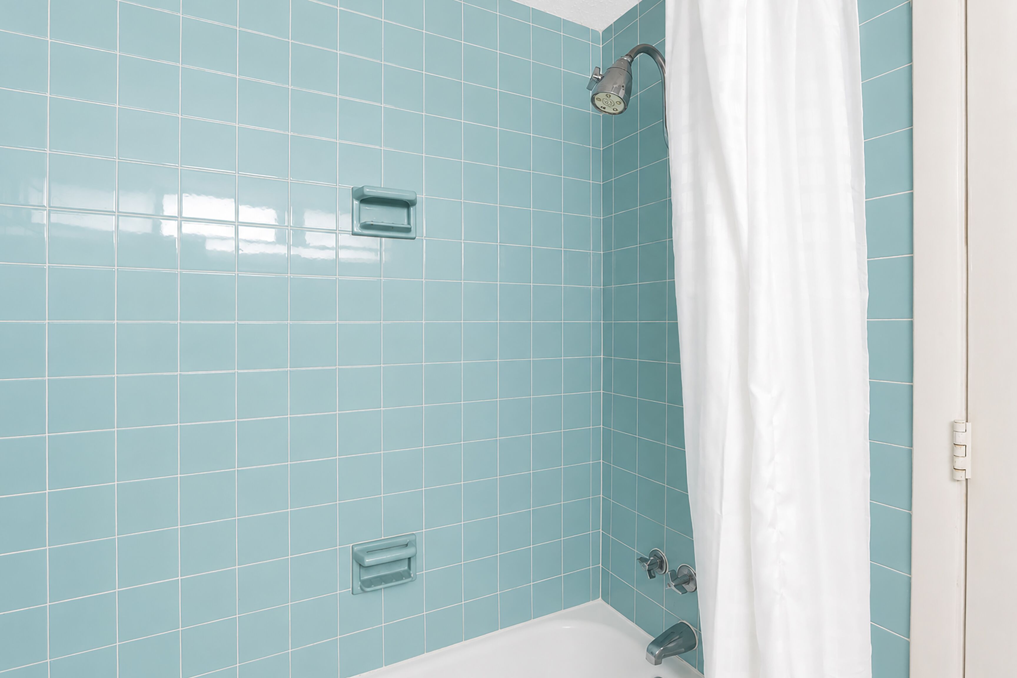 Room, 1 King Bed, Non Smoking | Bathroom | Free toiletries, hair dryer, towels