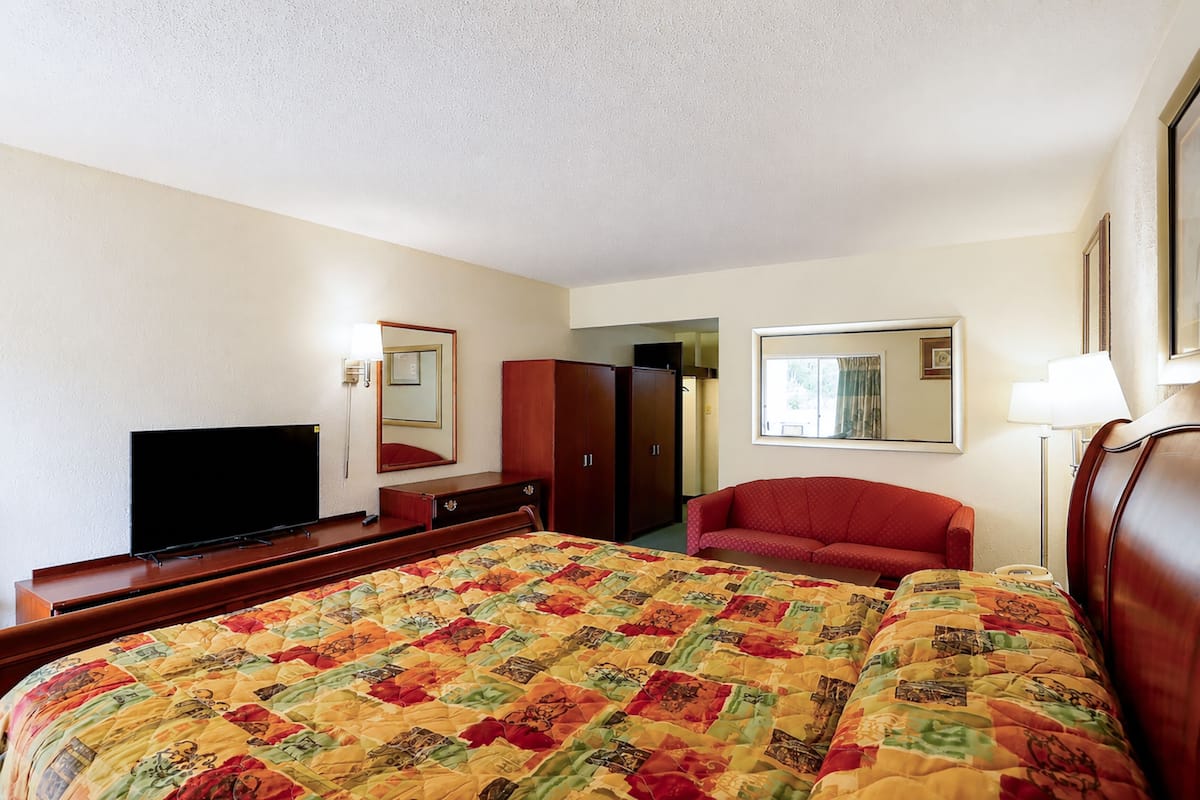 Room, 1 King Bed, Non Smoking | Iron/ironing board (on request), cribs (free), rollaway beds (surcharge)