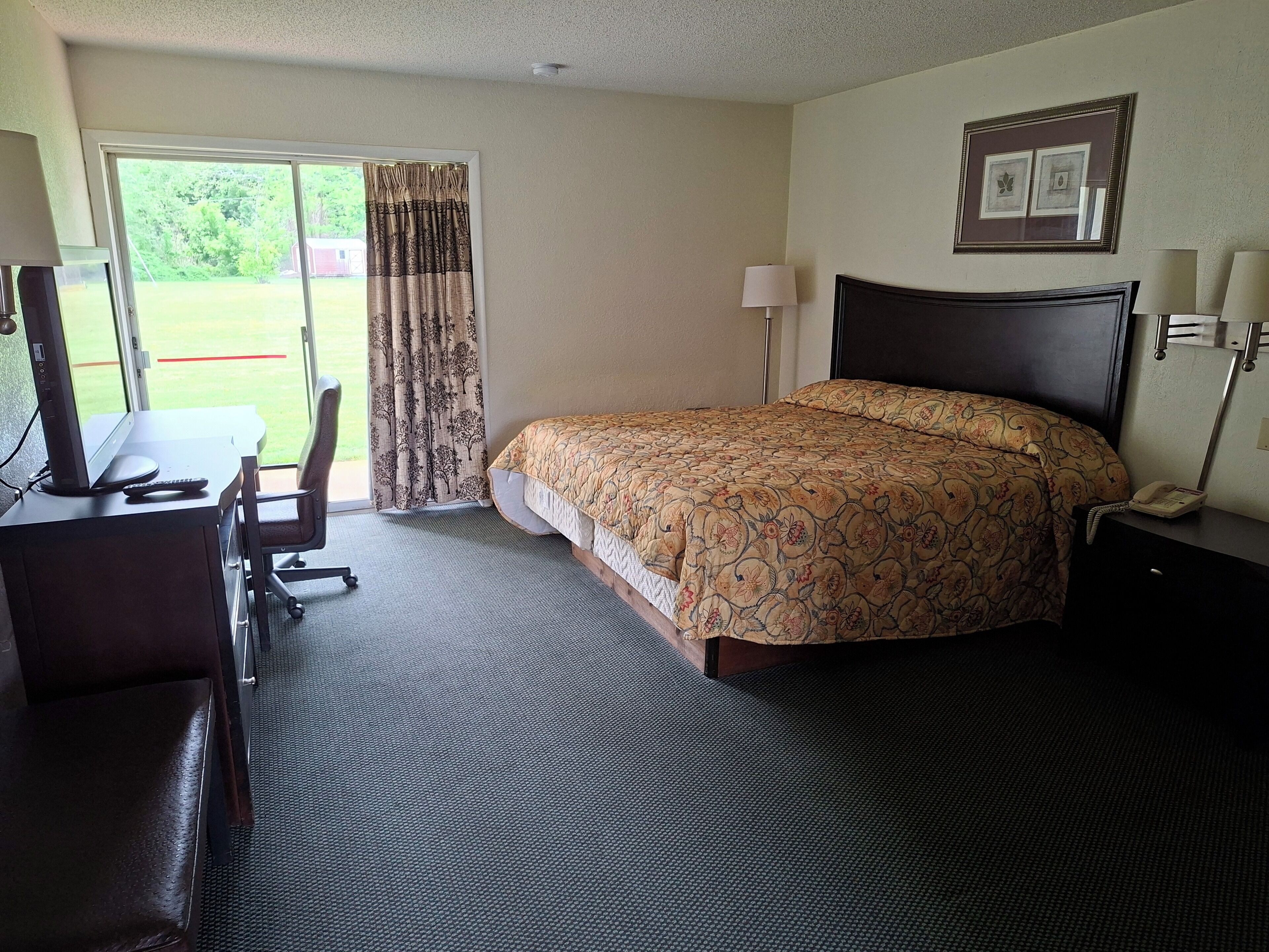 Room, 1 King Bed, Non Smoking | Iron/ironing board, free cribs/infant beds, rollaway beds, free WiFi