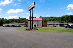 Front of property - Hometown Inn Staunton VA near Hwy 11 (Staunton)