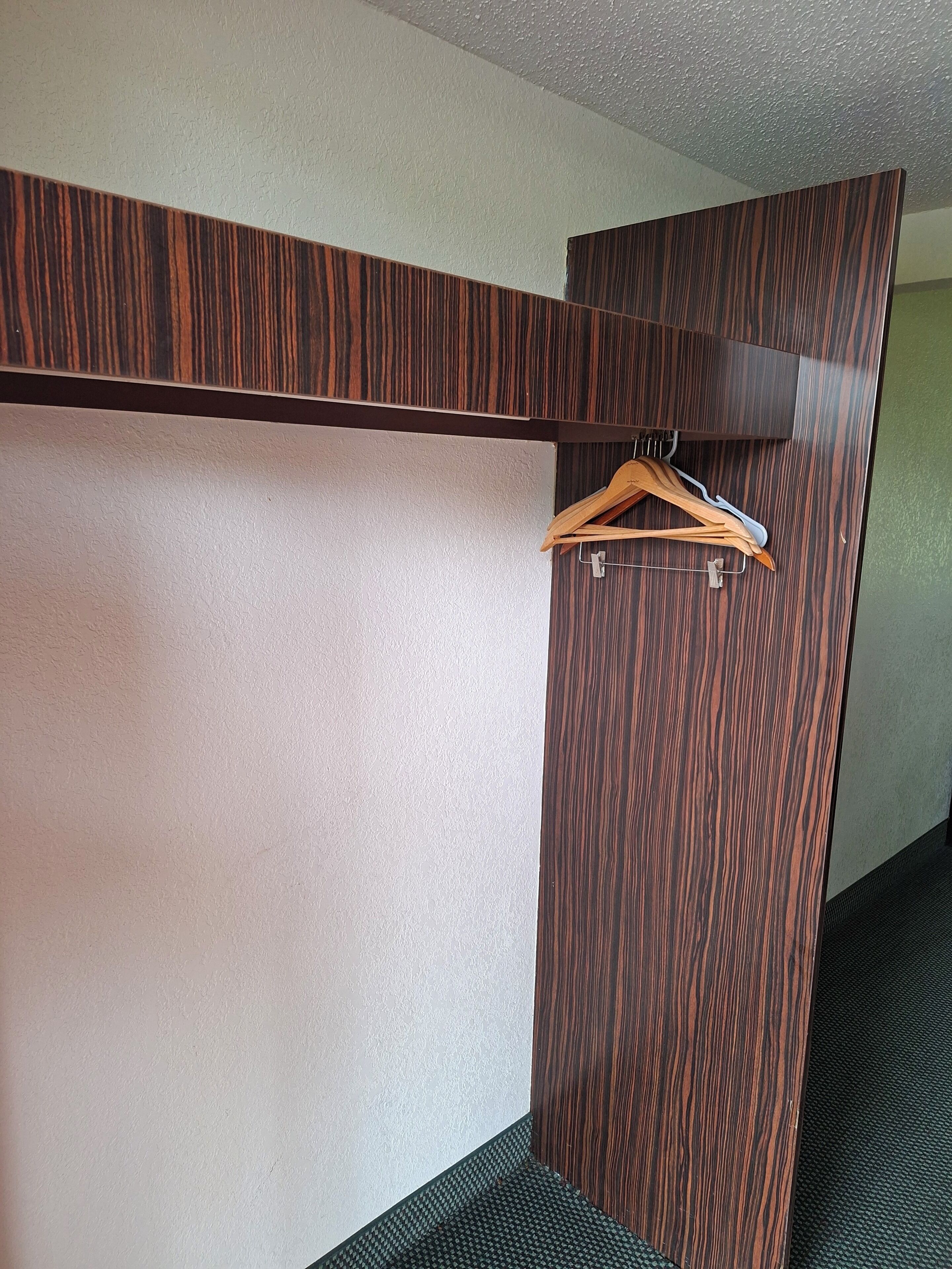Room, 1 King Bed, Non Smoking | Iron/ironing board, free cribs/infant beds, rollaway beds, free WiFi
