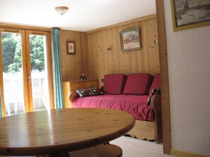 1 chambre, décor unique, ameublement unique, bureau