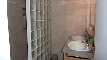 Apartment (Le Grand Roc) | Bathroom | Shower, free toiletries, towels
