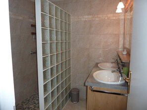 Apartment (Le Grand Roc) | Badezimmer | Dusche, kostenlose Toilettenartikel, Handtücher