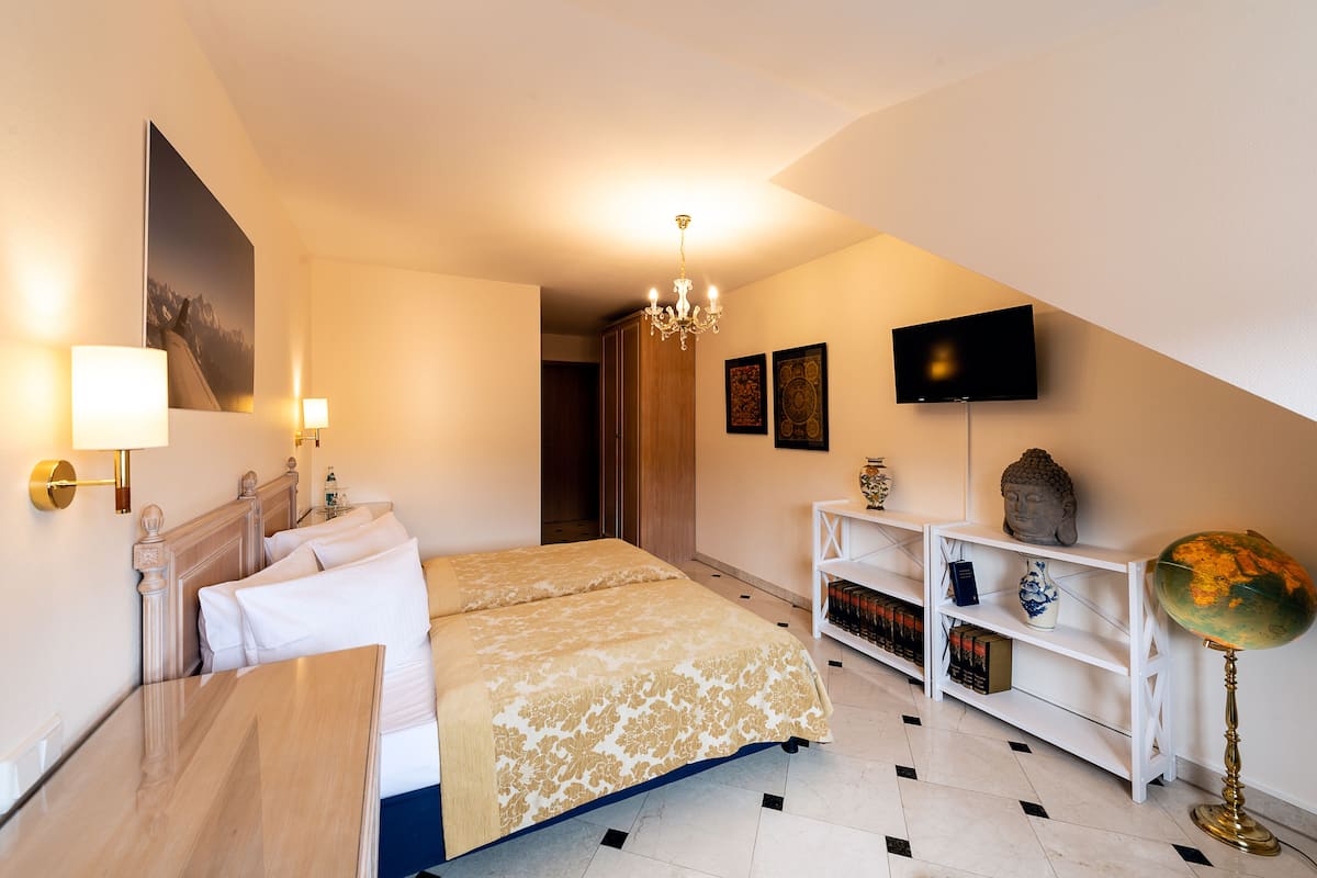 1 bedroom, desk, free WiFi, bed sheets