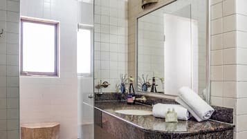 Ducha, artículos de tocador gratuitos, toallas, jabón