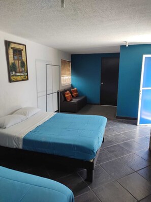 1 habitación, muebles diferentes y escritorio 