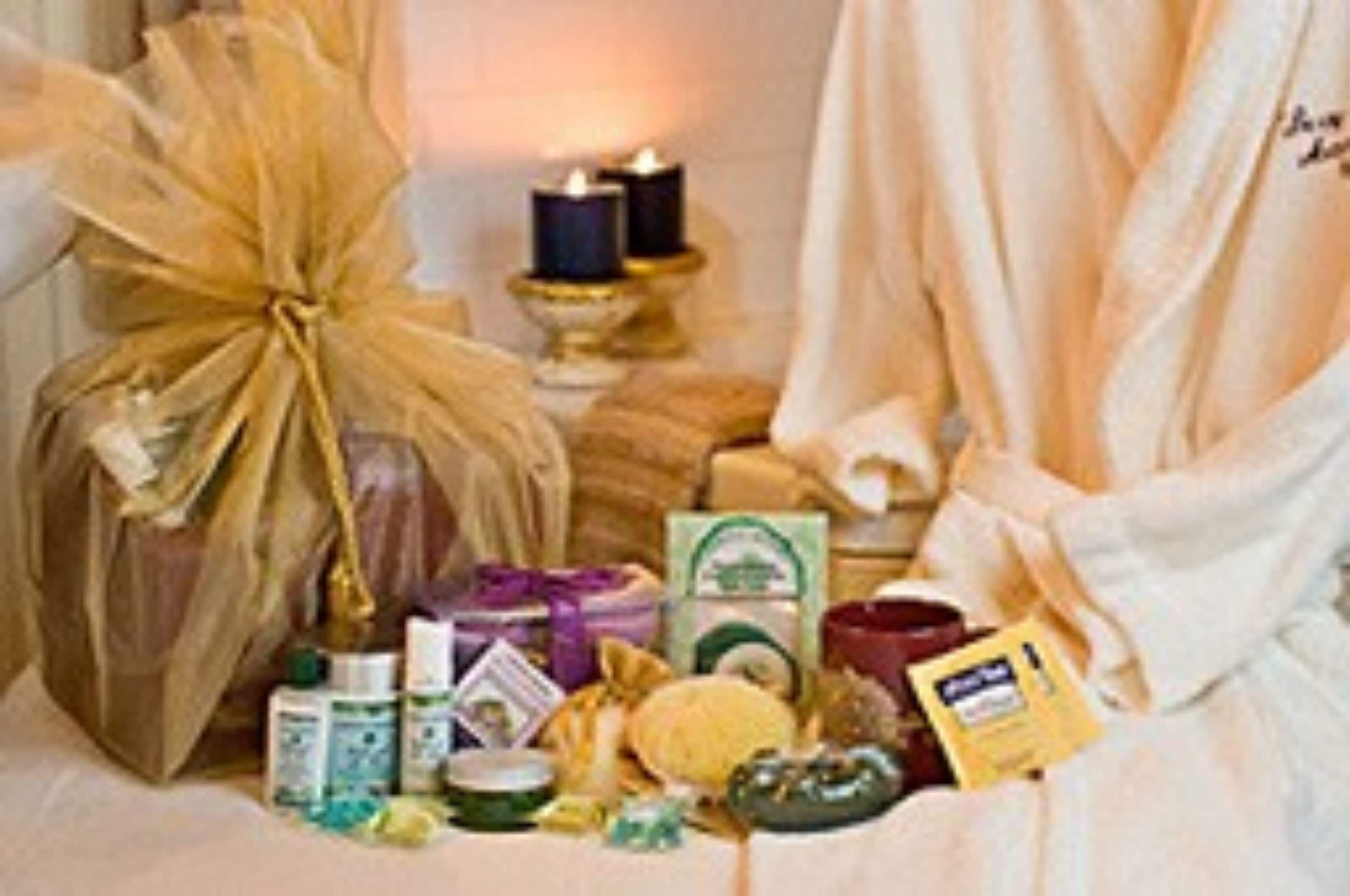 Une salle de bain avec une serviette, des bougies et des articles de toilette.