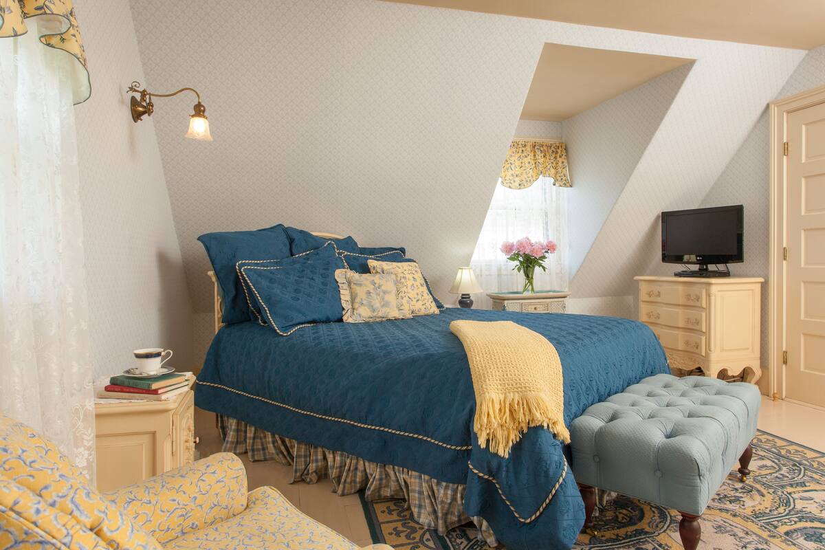 Classic Room, 1 Queen Bed, Private Bathroom (Room 8) | Egyptian cotton sheets, premium bedding, desk, blackout drapes