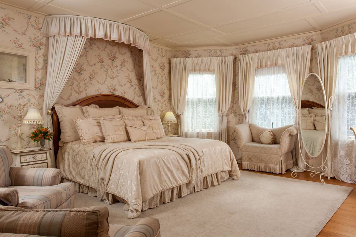 Deluxe Room, 1 King Bed, Private Bathroom (Room 3) | Egyptian cotton sheets, premium bedding, desk, blackout drapes
