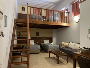 Habitación cuádruple básica, varias camas, para no fumadores | Escritorio, insonorización, tabla de planchar con plancha y wifi gratis