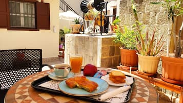 Petit déjeuner en libre-service (10 EUR par personne)