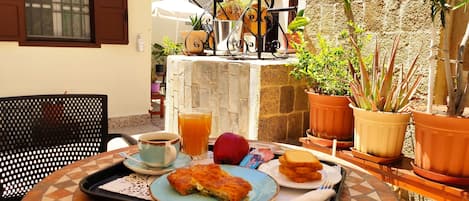 Desayuno de autoservicio (EUR 10 por persona)