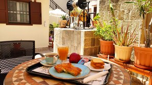 Desayuno de autoservicio diario (EUR 10 por persona)