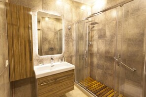 Penthouse | Badezimmer | Dusche, kostenlose Toilettenartikel, Haartrockner, Hausschuhe
