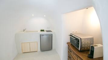 Apartment | Private kitchenette | Fridge, oven, stovetop, coffee/tea maker