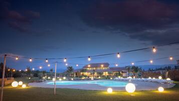 Piscine extérieure (ouverte en saison), chaises longues