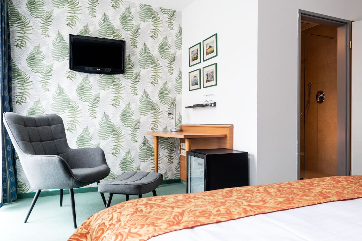 Standaard tweepersoonskamer | Een minibar, een bureau, beddengoed