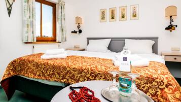 Standaard vierpersoonskamer (mit Etagenbett) | Een minibar, een bureau, beddengoed