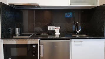 Deluxe Apartment, Jetted Tub | Private kitchenette