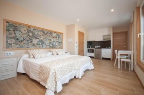 Egyptian cotton sheets, premium bedding, desk, blackout curtains - Casa Chelo Alojamientos (Mazaricos)