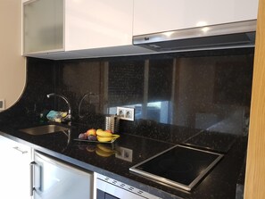 Full-sized fridge, microwave, coffee/tea maker, cookware/dishes/utensils