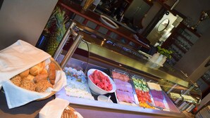 A buffet with various food items including bread, pastries, and fruits. - Hotel Drachenwand - Mondsee (Sankt Lorenz)