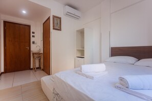 Standard-Dreibettzimmer | Minibar, Verdunkelungsvorhänge, kostenloses WLAN, Bettwäsche