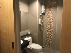 Superior Suite | Bathroom | Free toiletries - The Royal Ville Residence (Kabin Buri)