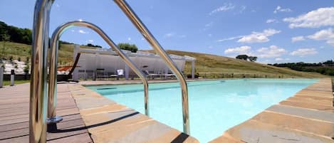 Piscine extérieure (ouverte en saison), parasols de plage