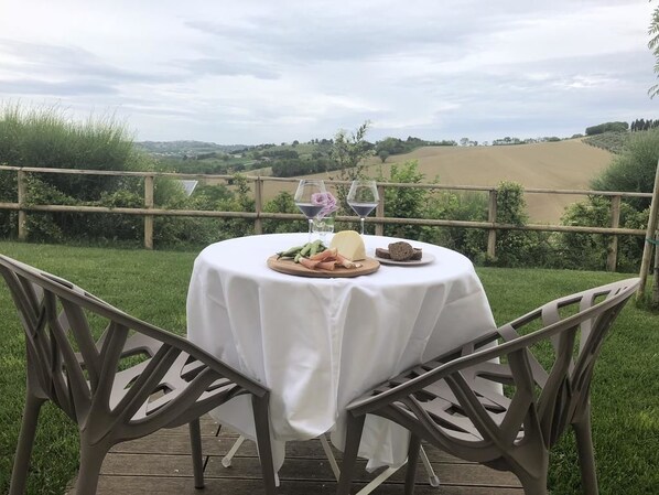 รับประทานอาหารกลางแจ้ง