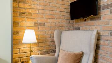 Standard Studio, 1 Queen Bed | Living area | Flat-screen TV
